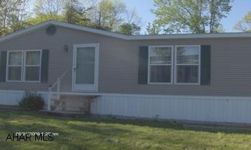 28X64 Beautiful Doublewide. 3 bedrooms, 2 baths, living room, dining room, laundry room. Beautiful Doublewide, huge kitchen with unique island. 3 bedrooms with huge closets, master bedroom has full bath with large garden tub, main full bath, living room and family room.