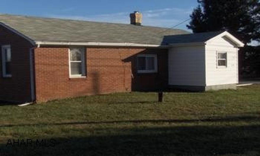 Move in ready, one story home Call Cathleen to set up ALL showingsExcellent condition, very spacious, new carpetting and windowsPLEASE REMOVE SHOES b/c of new carpet