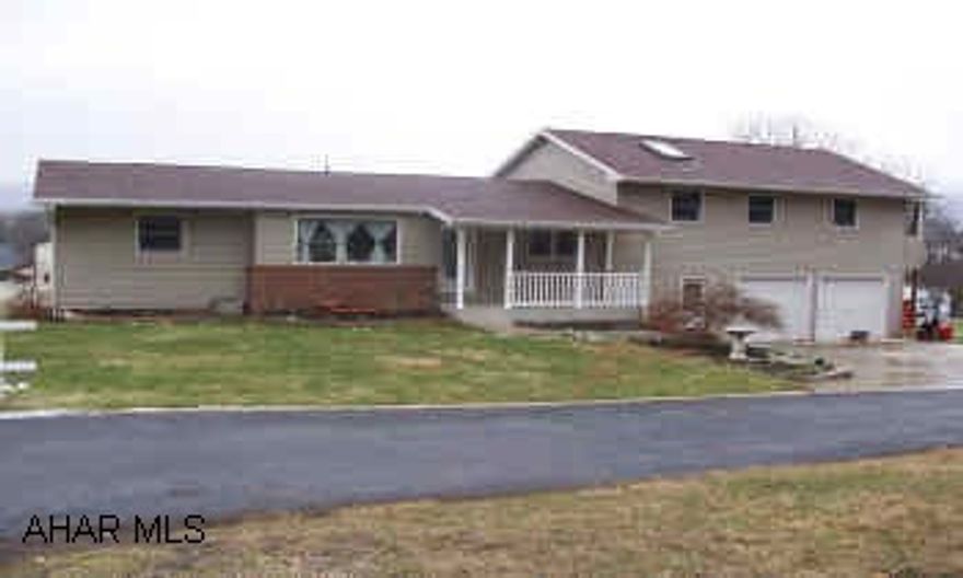 No Showings until 06/08/06 Contingent upon non-conlusion of Prior Agreement No Showings until 06/08/06 Contingent upon non-conlusion of Prior Agreement.  Lovely spacious 3 Bedroom, 2 1/2  bath, like new throughout, Oak Kitchen, Hardwood floors, large great room, recreation room and family room