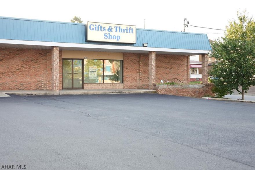 3000 sq ft of commercial space in a local high traffic shopping Plaza.   .  Landlord can build out to suit tenant at option.    Signage front and rear negotiable.  Flexible 1st year lease terms.  Call agent for details.   Let's make it work for everyone.   Your business success benefits all partys.