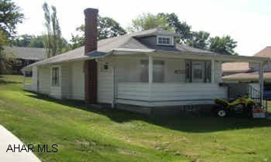 ALTOONA/PLEASANT VALLEY. GREAT NEIGHBORHOOD AND CLOSE TO EVERYTHING. LARGE LOT WITH WELL MAINTAINED HOUSE. MOVE IN CONDITION. EXCELLENT OPPORTUNITY FOR RETIREMENT OR STARTER.