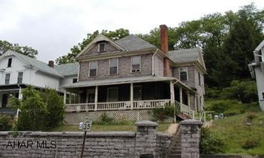 2 1/2 story duplex. 1 bedroom apt on first floor. 2 bedroom apt on second floor. Separate heat and electric. Owner pays water and sewer. 2 1/2 story duplex. 1 bedroom apt on first floor. 2 bedroom apt on second floor. Separate heat and electric. Owner pays water and sewer.