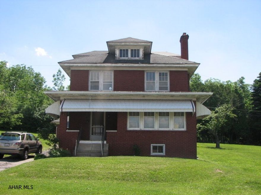 Huge lot (150X120)  Being sold AS IS. Lots of possibilities.