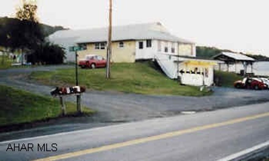 Shaffer's Snack Bar amd 3 Bedroom apartmment Well Maintained property