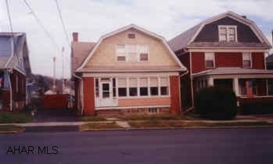 GREAT LOCATION. FENCED IN YARD. ABOVE GROUND POOL.