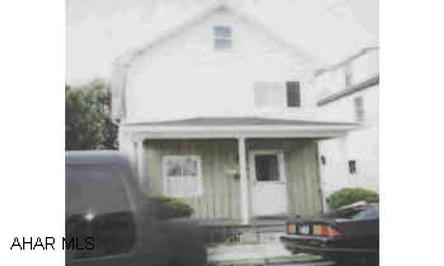 Great 3BR Starter! Convenient to town. Rear deck/porch. Fenced yard. 1-c det gar (needs work). "Beats Rent". Included in sale: Stove, Refrig, Washer & Dryer. Call Linda for Details! Great 3BR Starter! Convenient to town. Rear deck/porch. Fenced yard. 1-c det gar (needs work). "Beats Rent". Included in sale: Stove, Refrig, Washer & Dryer. Call Linda for Details!  Electric system - 100 amp