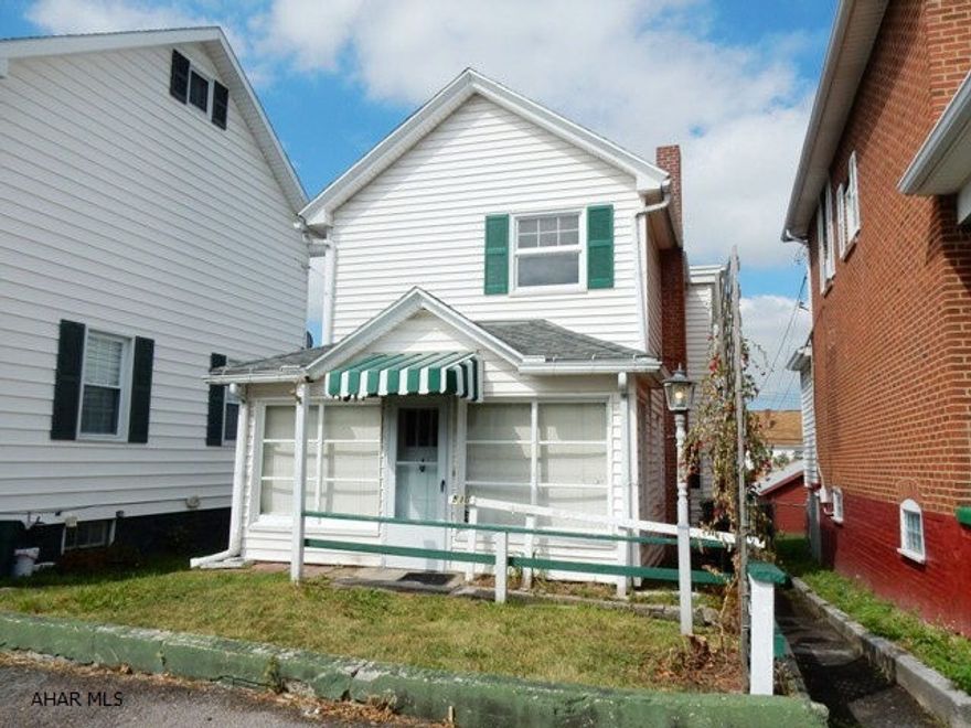 Clean 2-3 bedroom home. Offers newer carpets, newer roof, 1.5 carport. Large eat in kitchen. Just move in!