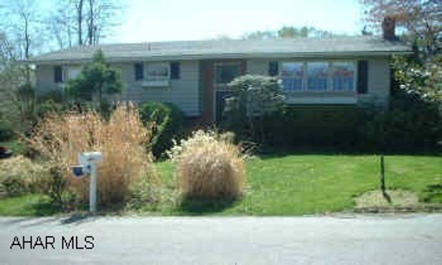 3 BR Bi-level, Living Room with/FP, nice oak cabinets in kitchen. Dining room area hardwood floors. FR w/ Fireplace beautifully decorated. Heated inground pool.