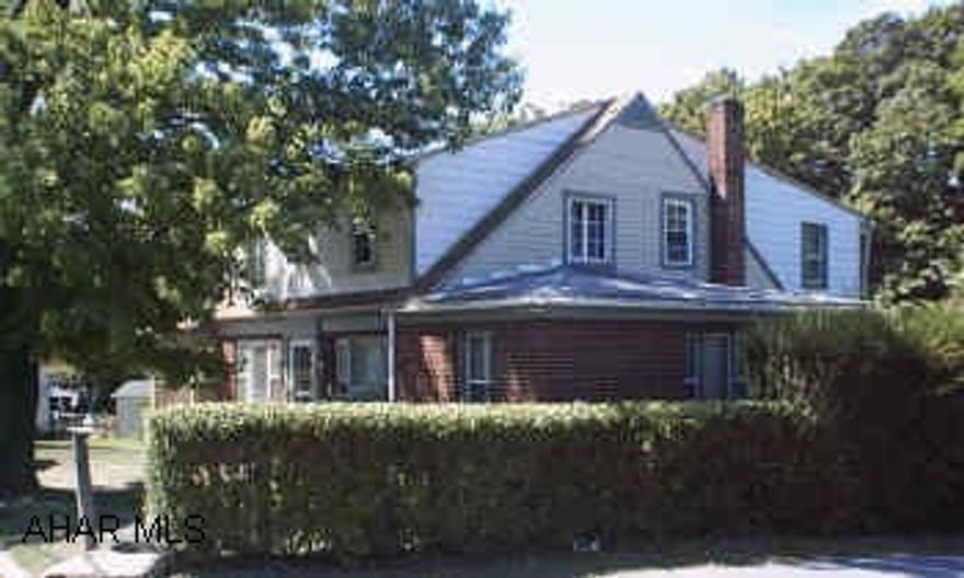 2-Story 4 bedrom frame and brick home. Close to schools and shopping.