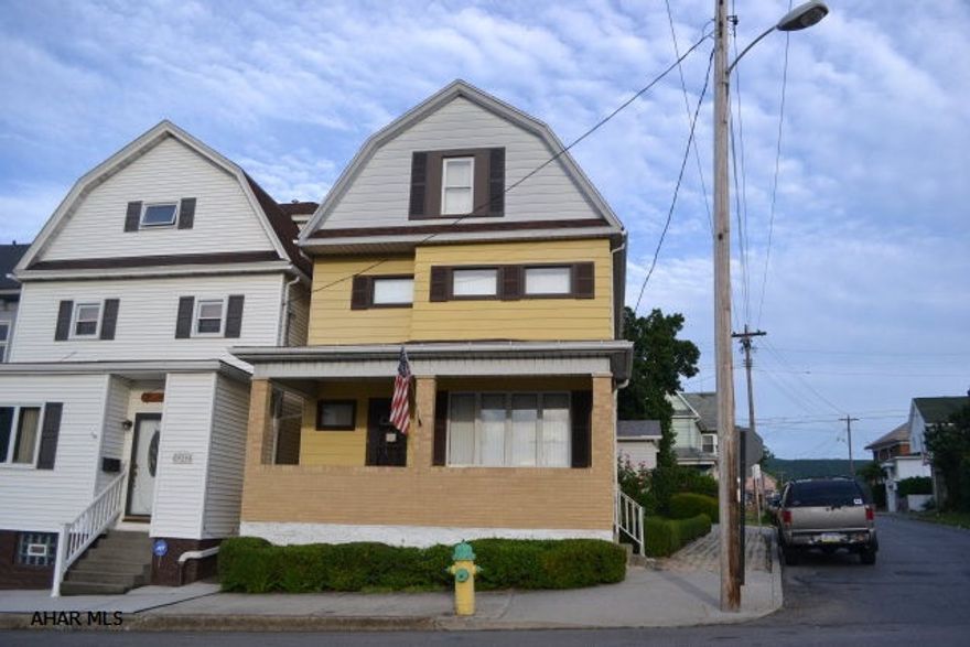 Fantastic starter home in Altoona!  3 bedrooms, nice kitchen, 1st floor laundry, central air & much more!
