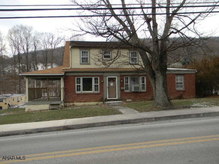 Investers Preferred - Large well built 10 room, 2 bath house, circa 1950 in Everett Borough. Easily onvertible to deplex with center wall, double kitchen, separate electrical service and several outside entrances. Investors preferred. Offered in AS-Is condition. Cash sale preferred.