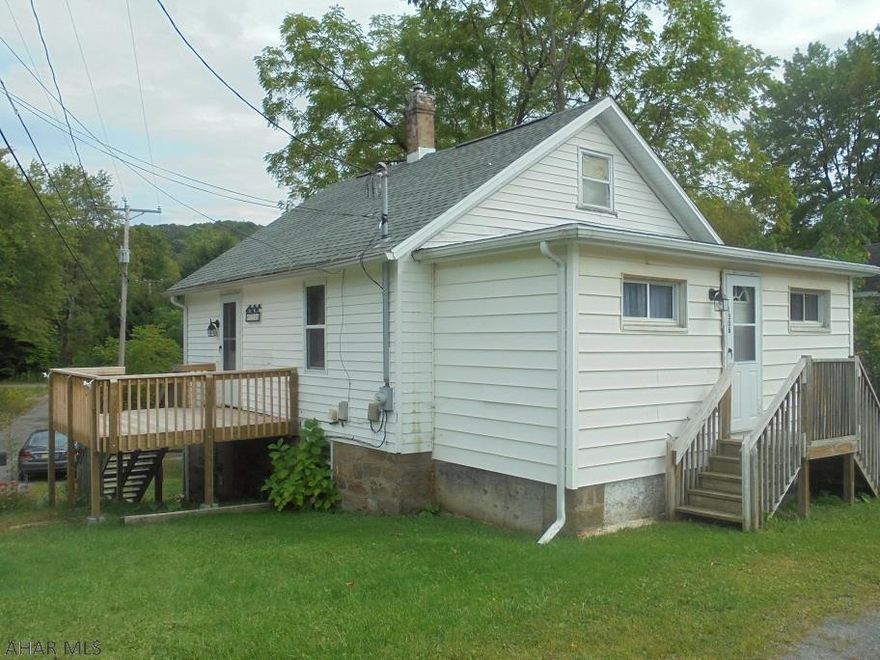 2 -3 BR, 1 3/4 bath vinyl sided ranch on a 50 x 149 corner lot. Eat-in Oak kitchen.