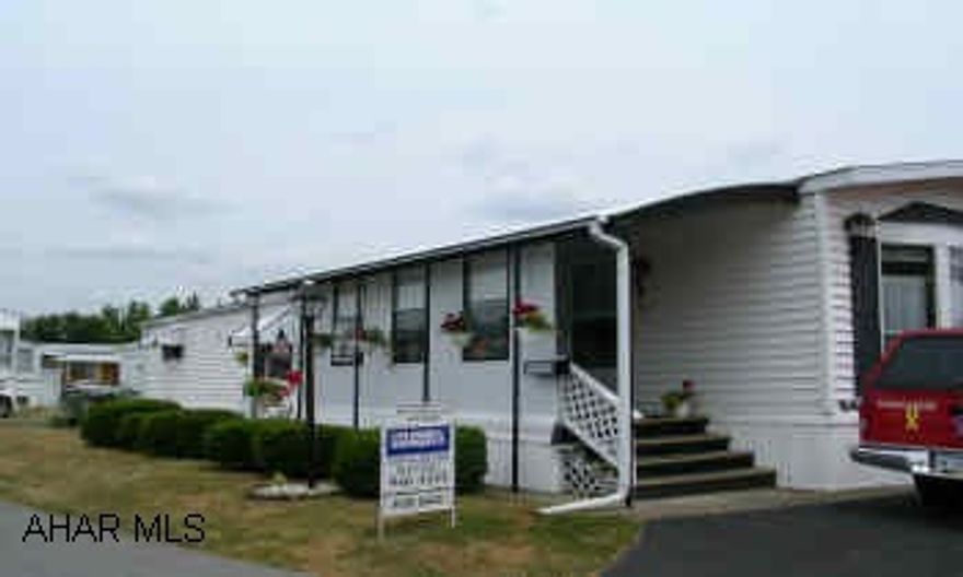 VERY WELL MAINTAINED 1987 VICTORIAN 14X70. EAT-IN KITCHEN, SCREENED IN PORCH. CARPORT & SHED. LOT RENT $230 A MONTH INCLUDES TRASH.