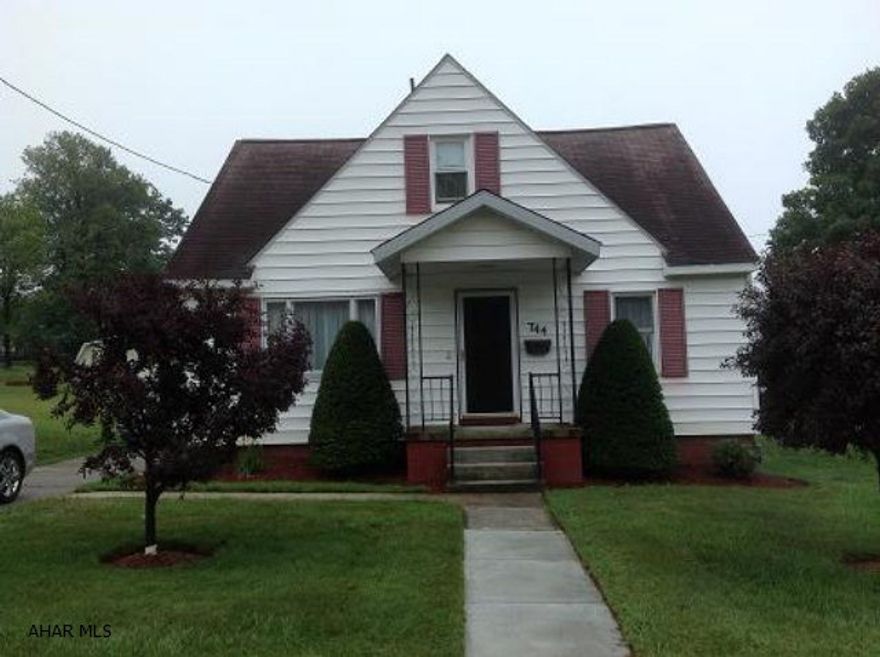 Great 1 1/2 story home 3 bedrooms, 1 1/2 bath. This home has spacious rooms, covered porch, level lot. Close to schools and stores.