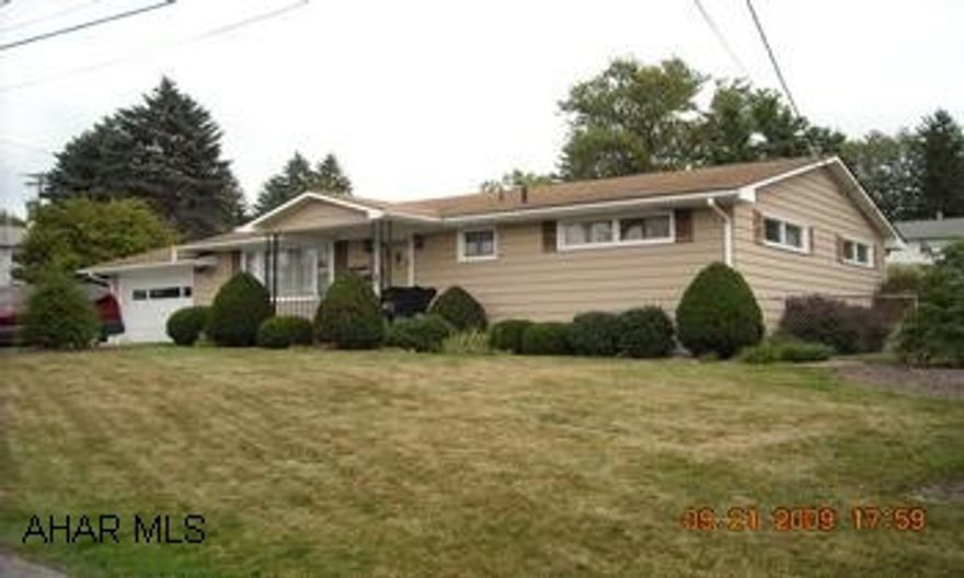 IMMACULATE ONE STORY HOME WITH HARDWOOD FLOORS. IMMACULATE RANCH HOME WITH 3 BEDROOMS+, 1-3/4 BATHS, 1 CAR GARAGE WITH OPENER, CENTRAL AIR, AND SOME APPLIANCES.  GREAT, HANDY LOCATION.  TRANSACTION LICENSEE BY MIKE MANGIA 932-8888.