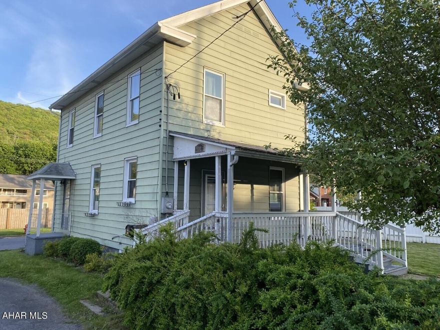 Beautiful move in ready 3 bedroom house that is located in a great neighborhood.  Only one block from a public playground.  Walking distance to all the schools.  Great yard for the kids and pets.  Great garage for your car and storage.  Newer roof and windows.  Includes appliances.  Large eat in kitchen.  Priced to sell fast.
All measurements and tax information is to be confirmed by the buyer.