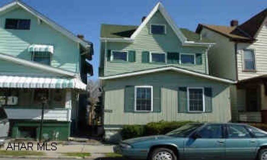 Vinyl sided, newer roof.