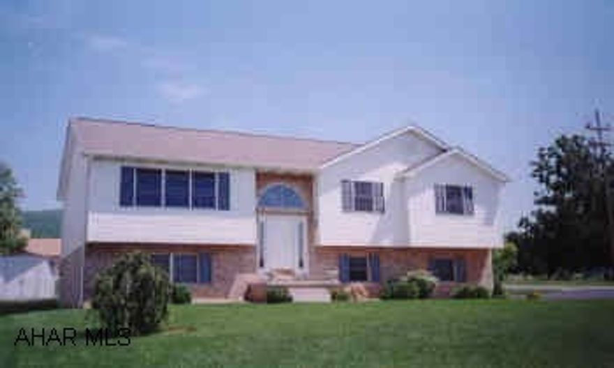 LARGE BI-LEVEL WITH VAULTED CEILINGS. IMMACULATE INTERIOR FEATURES LARGE EAT-IN KITCHEN, MASTER BEDROOM SUITE, AND FINISHED FAMILY ROOM. GREAT VIEW.