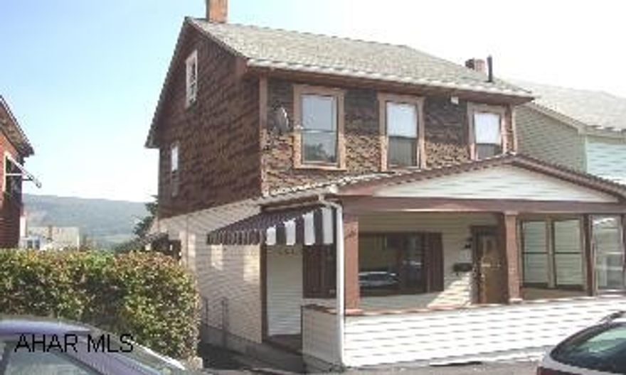 ALTOONA/PLEASANT VALLEY-BEAUTIFUL HOME THAT'S IN "MOVE-IN" CONDITION. LARGE THIRD FLOOR-COULD BE ANOTHER BR. FENCED REAR YARD. DON'T MISS THIS ONE.