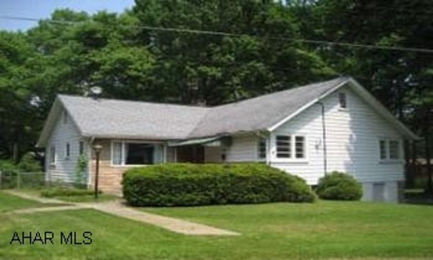 1 STORY 3 BEDROOM ON LARGE LOT. FENCED, COVERED SCREENED DECK. E Z TO SHOW, FIRST FLOOR LAUNDRY. 1 STORY 3 BEDROOM ON LARGE LOT. FENCED, COVERED SCREENED DECK. E Z TO SHOW, FIRST FLOOR LAUNDRY.