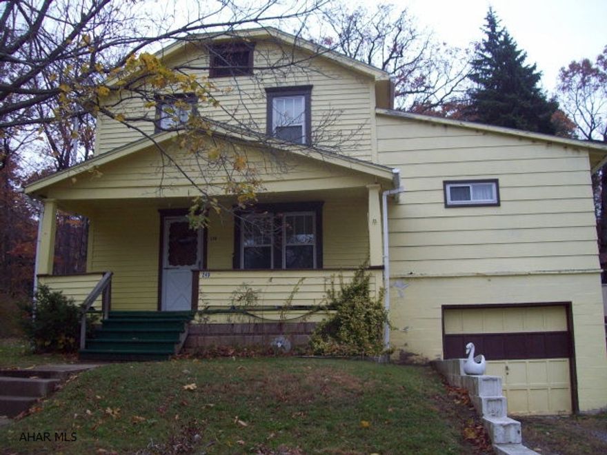 subject consists of 2 parcels -  side lot included