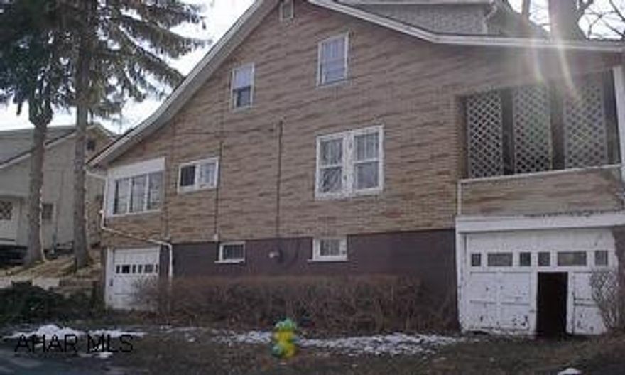 3 BED HOME NEAR ALTOONA PENN ST. CAMPUS, NEEDS EXTENSIVE WORK, INTERIOR AND EXTERIOR INCLUDING NEW ROOF. DARLA4HOMES@AOL.COM OR 934-4663. HOME WITH POTENTIAL ON DEAD END STREET NEAR PENN STATE CAMPUS, ALTOONA. CONTRACTOR SPECIAL. COULD USE AS RENTAL OR RESELL. NEEDS ROOF, SIDING, WINDOWS PLUS WORK ON SYSTEMS AND INTERIOR. DARLA4HOMES@AOL.COM OR 934-4663.