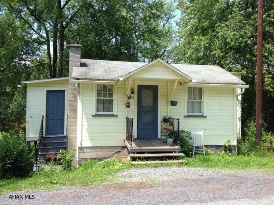 Riverfront summer home/cottage or residence within minutes of downtown Bedford, and private. Fishing, canoeing, camping and picnicking. 2 pavilions need TLC.