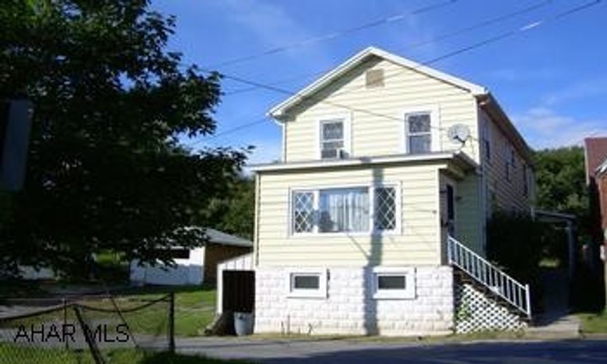 Great Starter- 3 large bedrooms., hardwood floors & carpet, 1st floor laundry, Private backyard, Must See! Must see ! perfect to buy instead of renting!Seller is a relative of listing agent