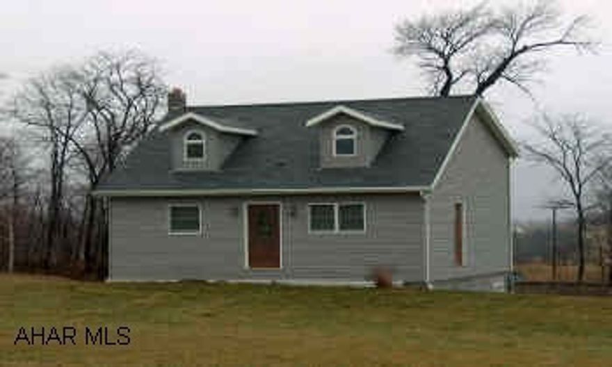 1.5 story 3yr old home in nice country setting. Beautiful kithcen, vaulted ceiling, 2nd floor loft bedroom. Clean and well maintained.