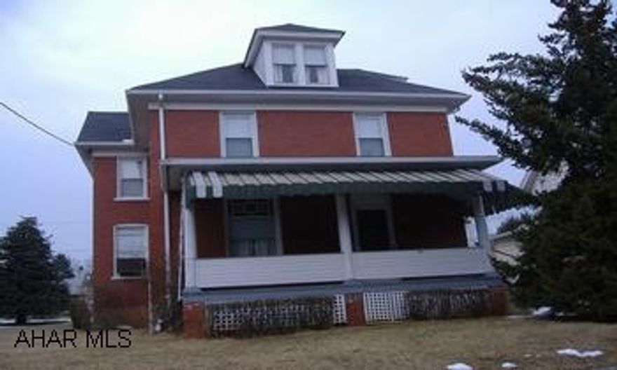 NICE 2 STORY IN TOWN 3 BED,2 FULL BATH ,GARAGE AND SHED FANTASTIC 2 STORY BRICK