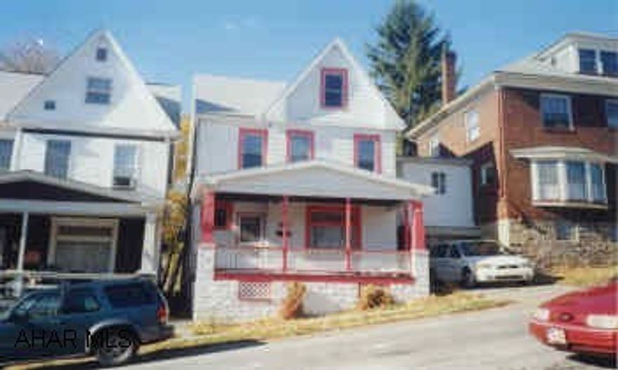 SOLID THREE BEDROOM TWO STORY.  SOLD AS IS.  GREAT INVESTMENT PROPERTY.  NO SHOWINGS TILL AFTER 11/28/01.  NEEDS SOME INTERIOR TLC.