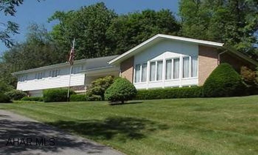 Quality split-level ranch-beautiful hardwd flrs in BR's. Brick & flagstone patios, vaulted ceilings in LR, DR, & Fam Rm. Very private lot w/ mature landscaping. Large walk-in pantry off kit.  Gas forced air heat w/air cleaner & central air.Custom Designed Quality split-level ranch - beautiful hardwood floors in bedrooms.  Brick and flagstone patios, vaulted ceilings in LR, DR, and family room.  Very private lot with mature landscaping.  Large walk-in pantry off kitchen.  Gas forced hot air heat with air cleaner and central air. Custom Designed by local architect Dick Truesdale.