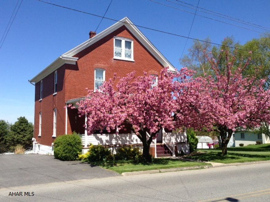 LOVELY 2 STORY BRICK HOME.  4 BEDROOMS PLUS LARGE ATTIC THAT COULD BE FINISHED.  BATHROOMS ON 1ST AND SECOND FLOOR.  VERY NICE SIDE YARD.  2 CAR GARAGE AND PAVE DRIVEWAY.  NATURAL GAS HEAT - LESS THN $100 PER MONTH!  MAINTENANCE-FREE FRONT PORCH.  GREAT VALUE FOR THE PRICE!