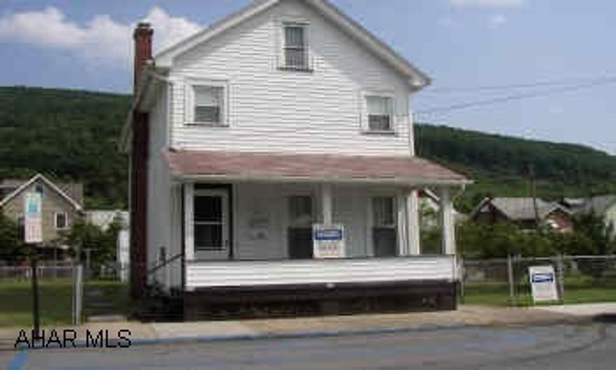 3 BEDROOMS, 1 BATH, LR, DR, EAT-IN KIT, SHOWER & TOILET OFF KITCHEN, 2 CAR GARAGE AND A WORKSHOP.  BEAUTIFUL WOODWORK, NEW WINDOWS, FENCED YARD.  EXCELLENT CONDITION.  100X178 LOT. 3 BEDROOMS, 1 BATH, LR, DR, EAT-IN KIT, SHOWER & TOILET OFF KITCHEN, 2 CAR GARAGE AND A WORKSHOP.  BEAUTIFUL WOODWORK, NEW WINDOWS, FENCED YARD.  EXCELLENT CONDITION.  100X178 LOT.