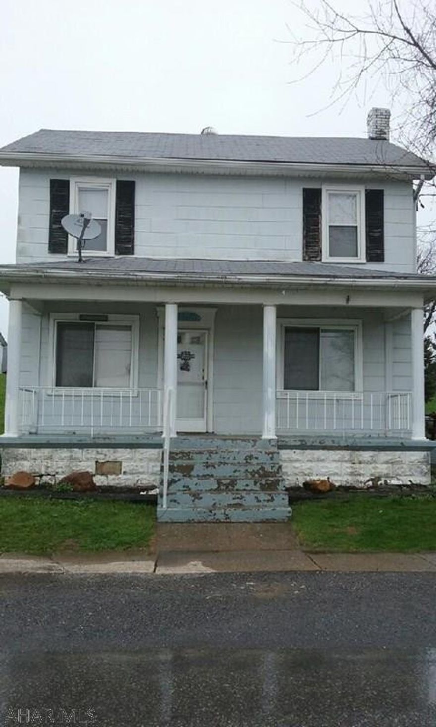 Great starter home in the country, lovely neighborhood. Could use a little TLC here and there, but definitely in good livable condition, nice lot, garage used as workshop-NBC schools