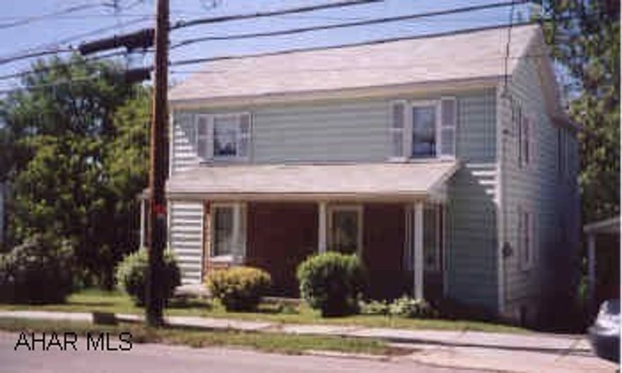 EXCEPTIONALLY WELL MAINTAINED HOME!NEWER ROOF, SPACIOUS KITCHEN AND LIVING ROOM, NEWER UPSTAIRS CARPETING A MUST SEE! MOVE IN CONDITION HOME WITH MANY GREAT FEATURES!