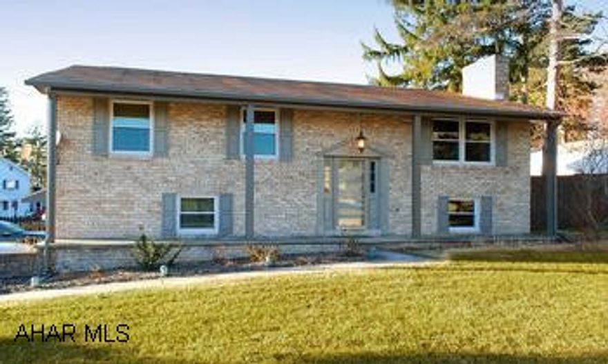 UPDATED home in Sylvan Heights. 3 BR, 2.75 BA, EIK, formal DR, plus much more! A must see! Priced below appraisal.  Motivated seller. Agent related to seller. UPDATED home in Sylvan Heights. 3 BR, 2.75 BA, EIK, formal DR, plus much more! A must see! Priced below appraisal. Motivated seller. Agent related to seller.