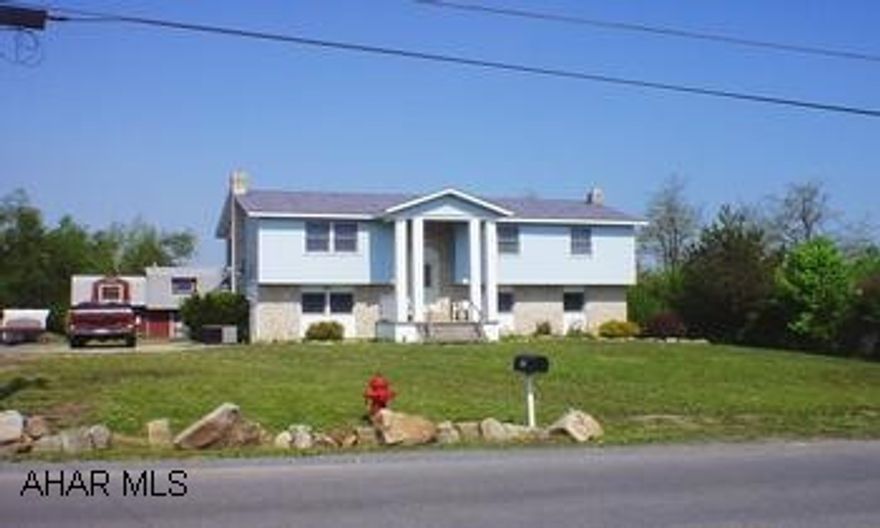 Great bi-level with a flat yard. Great bi-level with a flat yard.