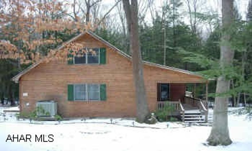 GORGEOUS 2 BEDROOM CEDAR CONTEMPORARY IN GLENDALE YEARROUND.  CERAMIC TILE KITCHEN AND BATH.  WRAP AROUND DECK.  MASTER BEDROOM WITH GARDEN TUB.  ASSOCIATION FEE.  SEE LISTING AENT FOR SHOWINGS.  AGENTS ASK LISTING AGENT FOR ADDENDUMS WHEN WRITING OFFER.