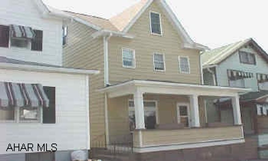 "Cute as a button" 3BR starter home.  Nothing to do but move yourself in.  Immaculate inside in a convenient neighborhood.  Great view from the deck!