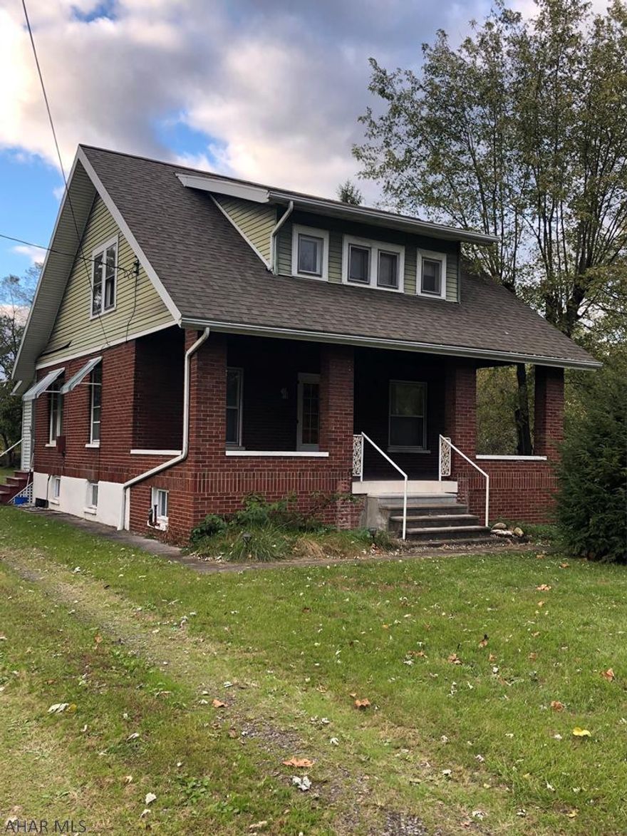 2 Story Brick/Vinyl home on flat lot. Den/Office on first floor could serve as a third bedroom. Endless possibilities for updating this home. Beautiful woodwork and some hardwood floors. Conveniently located. Call to schedule your appointment today!!!