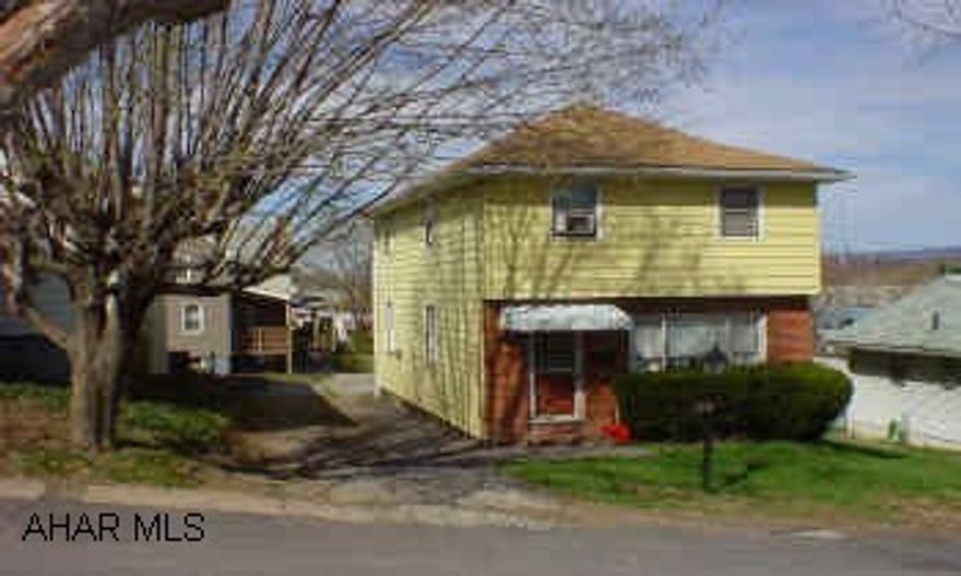 24 hr. notice. The home can be shown on Wed., Sat., and Sun. Tenant must be there. 2 1/2 story aluminum sided & brick. Good location.