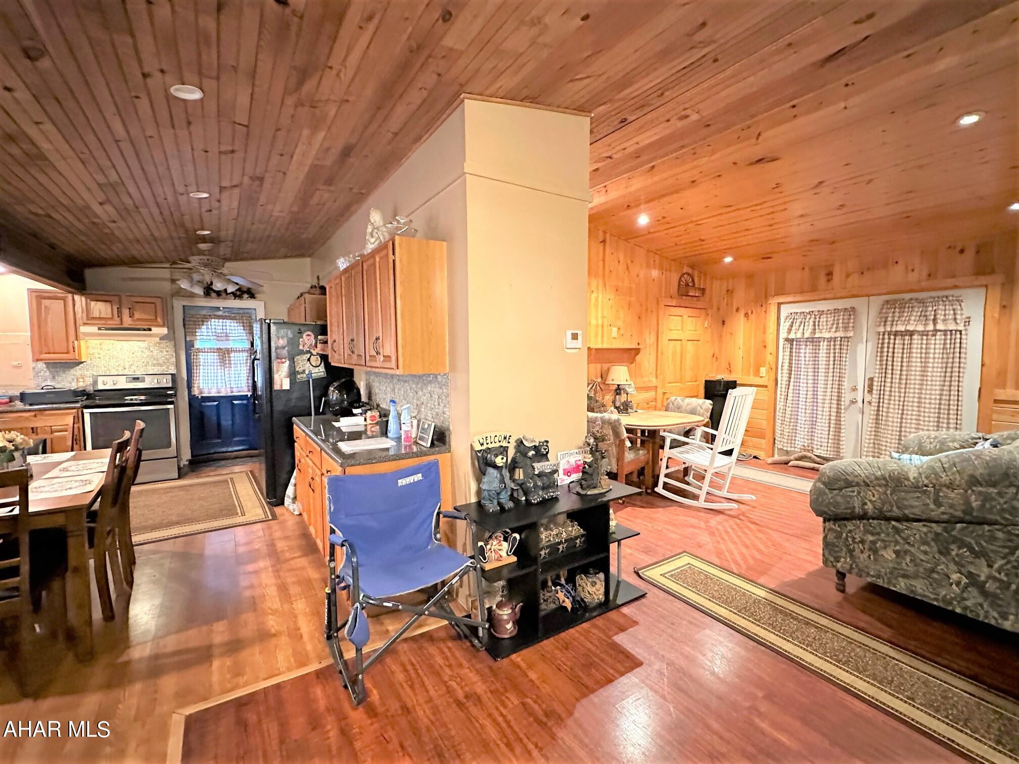 Lakewood Manor - Residential