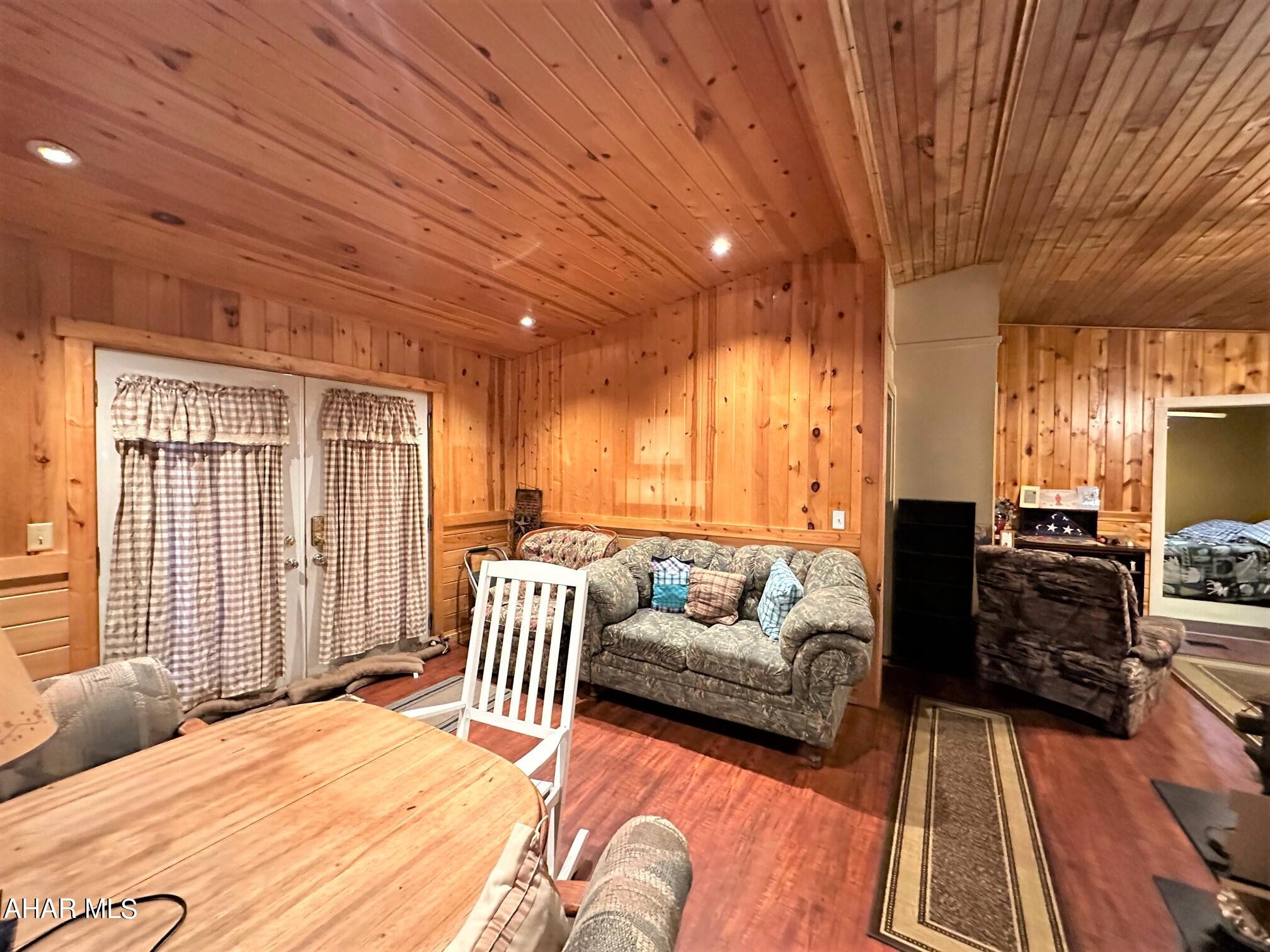 Lakewood Manor - Residential