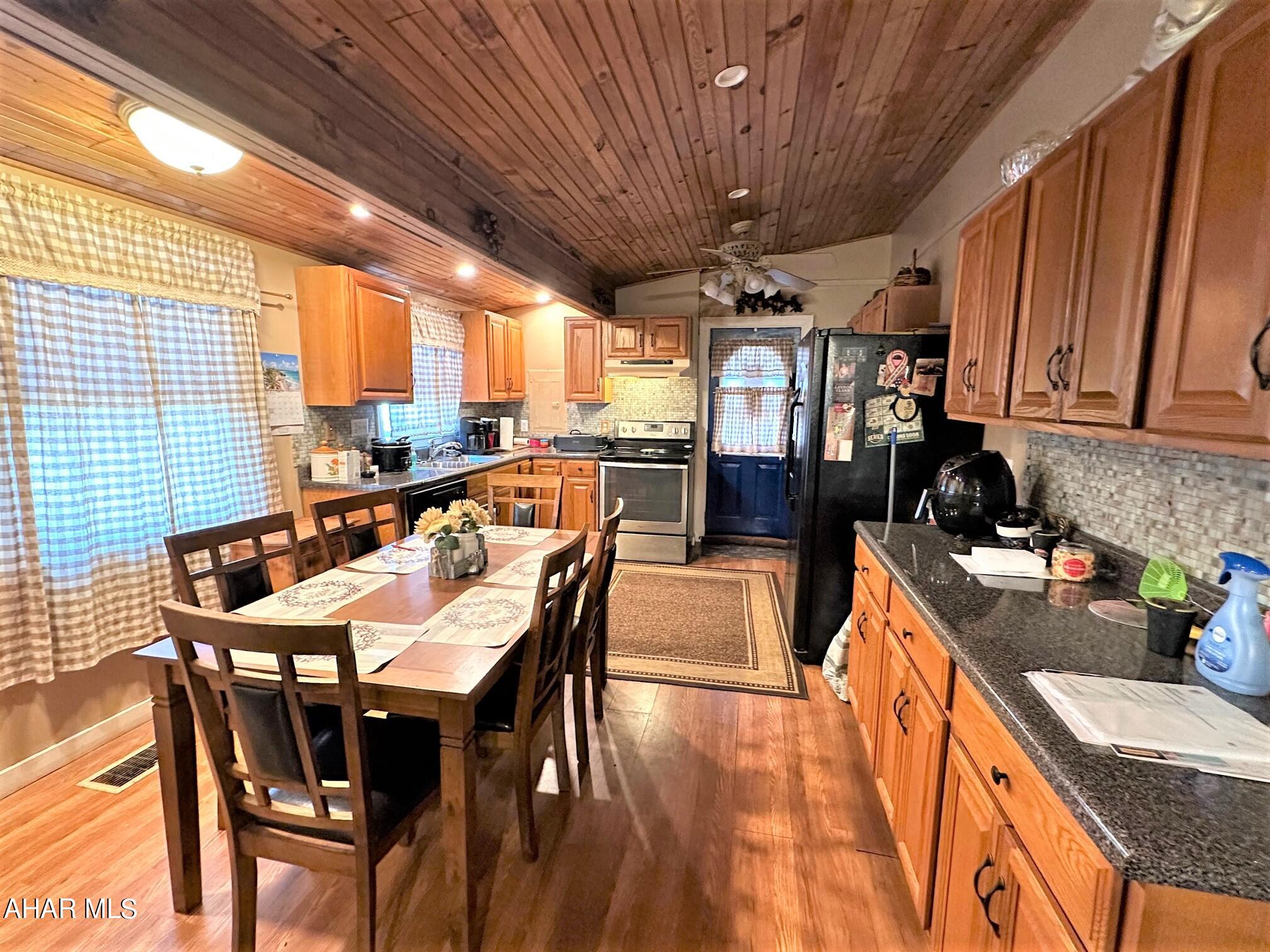 Lakewood Manor - Residential