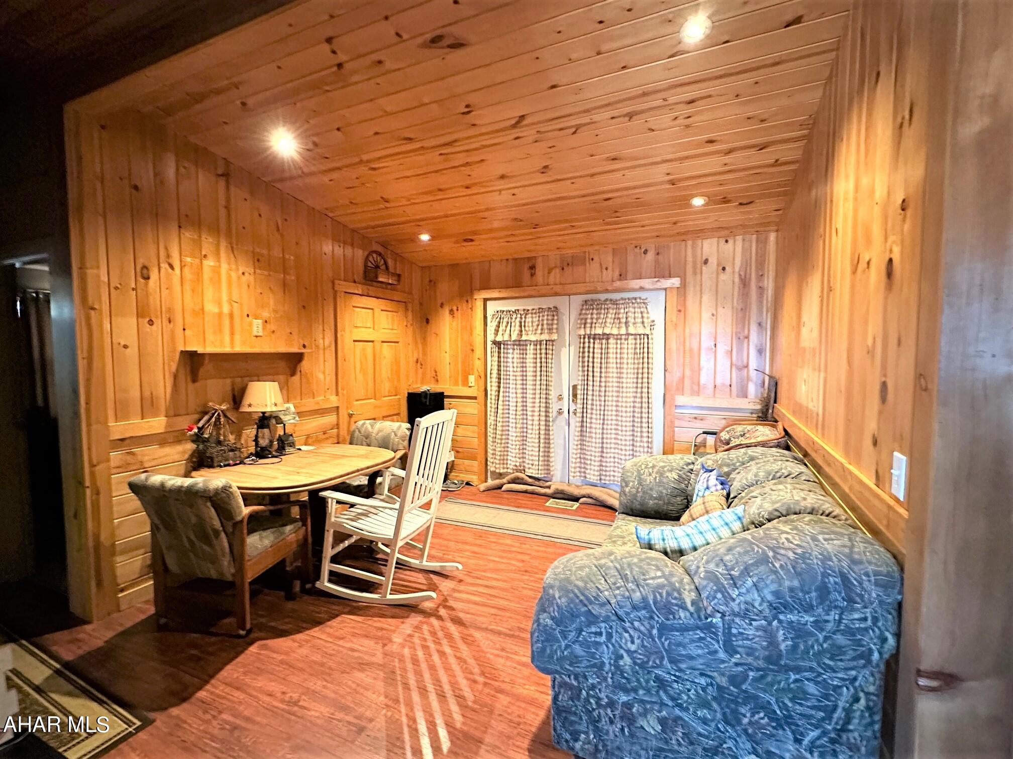 Lakewood Manor - Residential