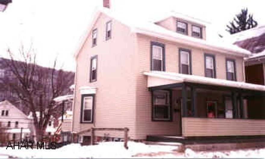 DOUBLE HOUSE EACH SIDE SEPARATE UTILITIES.  558 OCCUPIED.  660 VACANT AND IN NEED OF REPAIR & DECOR.  EXTERIOR STRUCTURE & MECHANICS GREAT!  AS IS.  ALL OFFERS FOR THIS PROPERTY MUST BE PLACED THROUGH WWW.EBAY.COM.REO