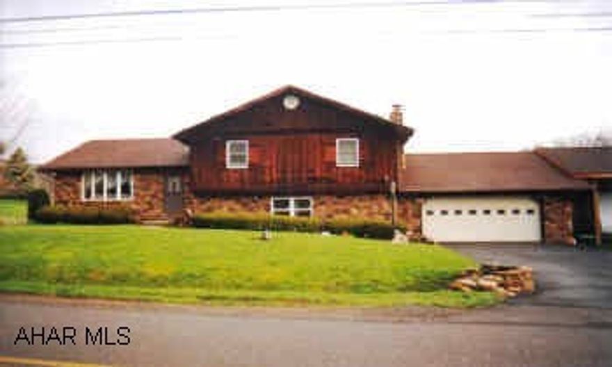 Multi level (3), 4 bedrooms, 2.75 baths, family room, sunroom, hot tub, above ground pool, fenced in backyard. Multi level (3), 4 bedrooms, 2.75 baths, family room, sunroom, hot tub, above ground pool, fenced in backyard.