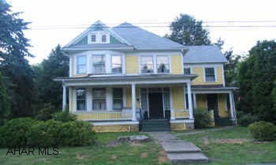 Nice family home in the Village of Spruce Creek!  Living Room, Dining Room, Kitchen, Den, Family Room, 5 Bedrooms, Full Bath all on a nice 75x120 lot! Nice family home in the Village of Spruce Creek!  Living Room, Dining Room, Kitchen, Den, Family Room, 5 Bedrooms, Full Bath all on a nice 75x120 lot!