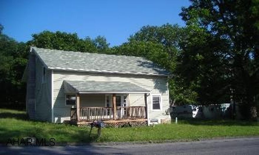 Double lot, vinyl sided, covered front porch, nice size rooms. Needs some work. Convenient location. Very nice buy!